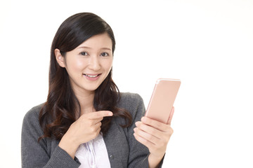 スマートフォンを持つ笑顔の女性