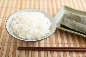 一膳のご飯と焼き海苔 