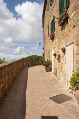 Fototapeta na wymiar Narrow small town lane in Pienza, Tuscany.