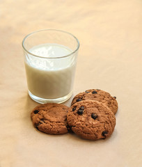 Сладкое овсяное печенье на бежевом фоне. 