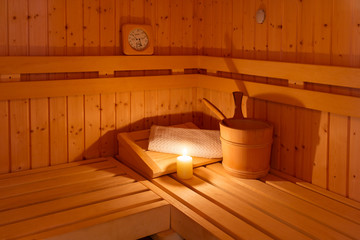 Heimsauna Badezimmer Eigenheim Saunakeller Saunaeimer Kerze Handtuch Detail, saunabank, sauna innenraum, sauna stimmung, kleine heimsauna, aufguss, kleiner saunaraum, saunastimmung, eigenbau