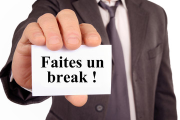 Homme tenant une carte avec faites un break &eacute;crit dessus