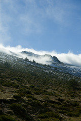 Fototapeta premium Góra z chmurami i śniegiem