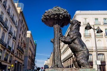 Obraz premium Wahrzeichen Madrid - Bär am Erdbeerbaum