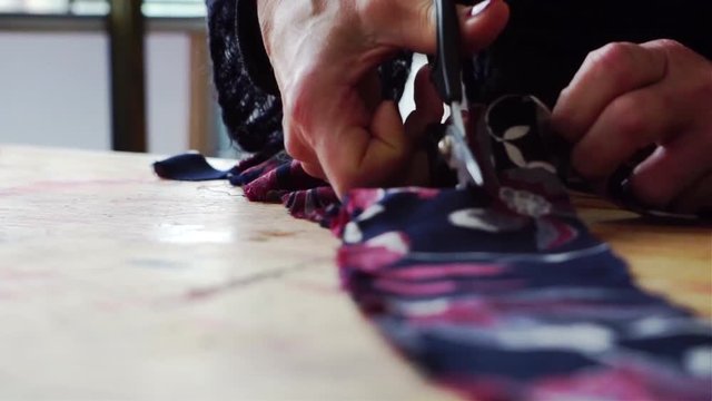 Designerin beim Zuschnitt