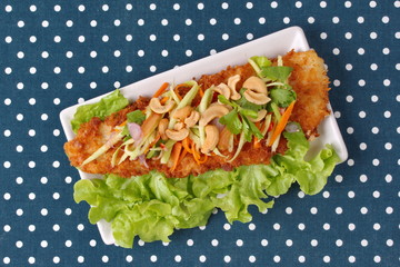 Spicy deep-fried Dolly's fish salad with roll green mango.
