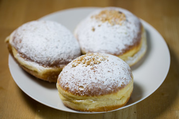 Faschingskrapfen auf Teller