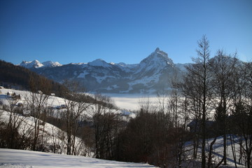 Wintertag in den Alpen mit Nebelmeer