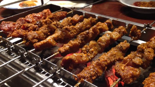 回転ロースターで炭火串焼き