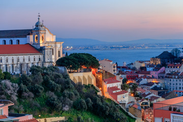 Vista do Miradouro da Graça em Lisboa © moedas1