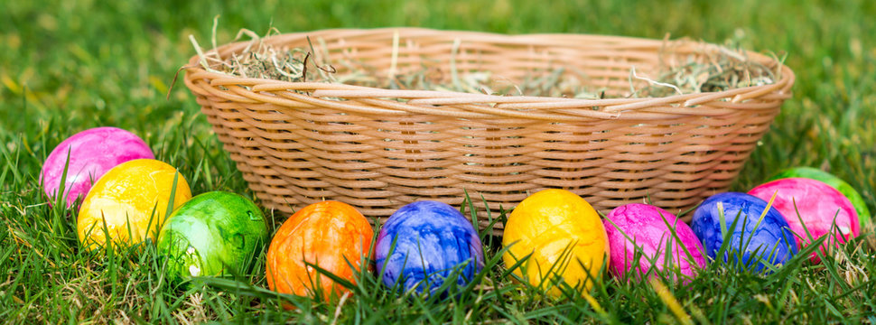Osterkorb mit Bunten Eiern