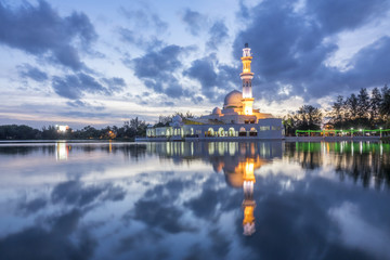 Obraz premium Reflections of Tengku Tengah Zaharah Mosque (floating mosque), Kuala Ibai Terengganu, Malaysia