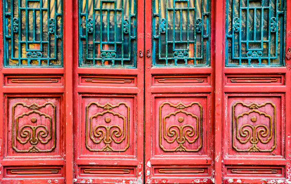 The Chinese wooden door at the palace