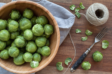 Rosenkohl in einer Holzschale