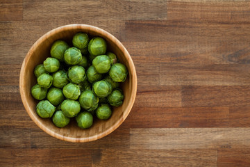 Rosenkohl in einer Holzschale