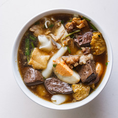 Chinese roll noodle soup