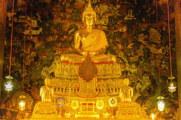 Obraz premium Buddha gold statue with thai art architecture in church Wat Pho (Temple of the Reclining Buddha). This is a Buddhist temple in Bangkok,Thailand.