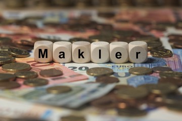 makler - Holzwürfel mit Buchstaben im Hintergrund mit Geld, Geldscheine