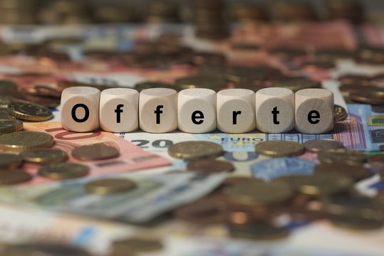 offerte - Holzw&uuml;rfel mit Buchstaben im Hintergrund mit Geld, Geldscheine