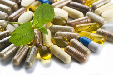 ziołowe kapsułki na białym tle © Darios