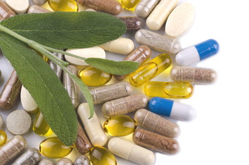 ziołowe kapsułki na białym tle © Darios