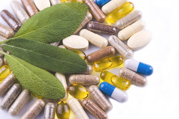ziołowe kapsułki na białym tle © Darios