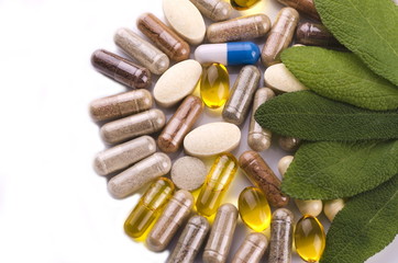 ziołowe kapsułki na białym tle © Darios
