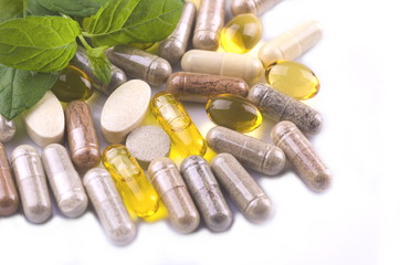 ziołowe kapsułki na białym tle © Darios