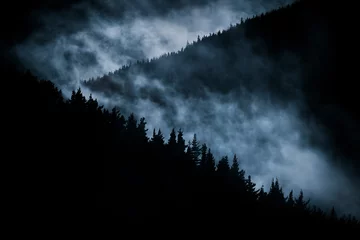 Türaufkleber beängstigender nebliger Berg in der Nähe © mimadeo