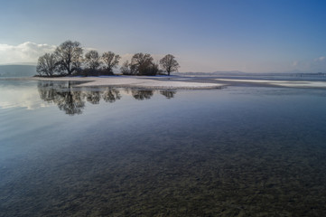 Die schöne Liebesinsel im Bodensee mit blauen Himmel zur Winterzeit