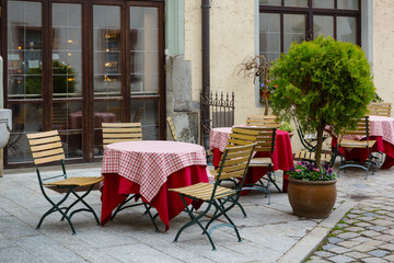 Fototapeta na wymiar street restaurant in the old town, Regensburg, Germany