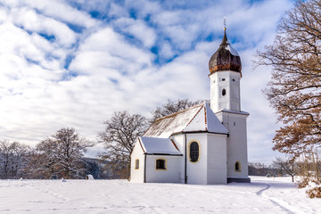 Fototapeta na wymiar Die Kapelle von Gut Hub erstrahlt in der Wintersonne