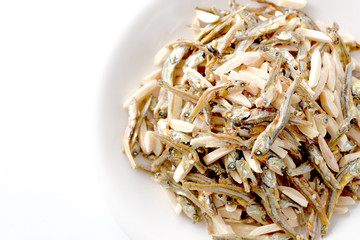 アーモンドと小魚