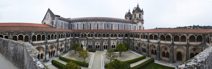 Fototapeta premium Portogallo, 30/03/2012: alberi di arancio e vista sul Chiostro del Silenzio nel monastero medievale cattolico romano di Alcobaca, fondato nel 1153 dal primo re portoghese, Alfonso I