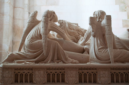Portogallo, 30/03/2012, il monastero medievale di Alcobaca: tomba di re Pedro I, che dopo essere stato incoronato commission&ograve; due magnifiche tombe per lui e la sua amante Ines de Castro