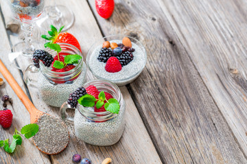 Chia Samen Pudding zubereitet mit Soja Milch (Salvia hispanica) 