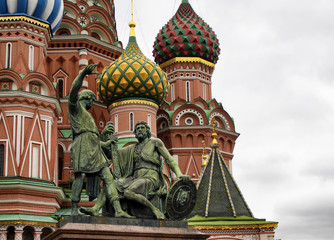Fototapeta na wymiar View of statue the Monument to Minin and Pozharsky in front of St. Basil's Cathedral. Multicolored domes top this 16th-century now contains a museum of the church.