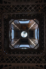 Vue du dessous de la tour Eiffel