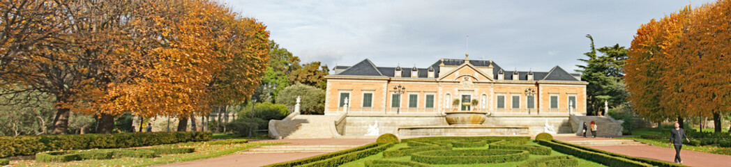 Fototapeta na wymiar Vista de los jardines y palacio de Albeniz, Montjuic, Barcelona