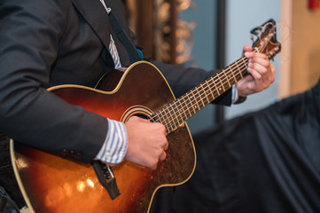 Obraz na płótnie Canvas Man playing guitar 