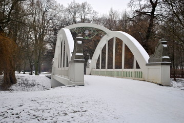 Betonowy zabytkowy most