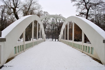Betonowy zabytkowy most