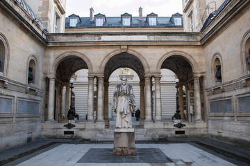 Statue de Budé au Collège de France