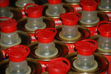 Grupo de latas con tapon rojo