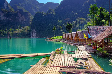 Naklejka premium village sur l'eau