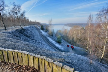 Joli paysage depuis le circuit de randonnée en haut du terril de la mare à Goriaux à Raismes dans les Hauts-de-France. Nord