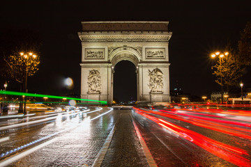Arc de Triomphe de nuit et environnement en pose longue
