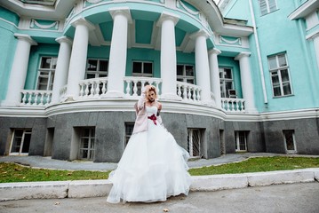 Obraz premium Beautiful bride with tattoo at wedding morning