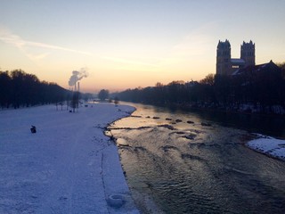Isar in M&uuml;nchen im Winter mit Schnee
