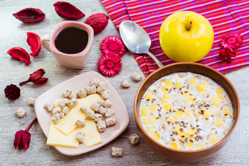 Готовый завтрак. Мюсли с молоком, сыр, отруби, яблоко и черный кофе.
